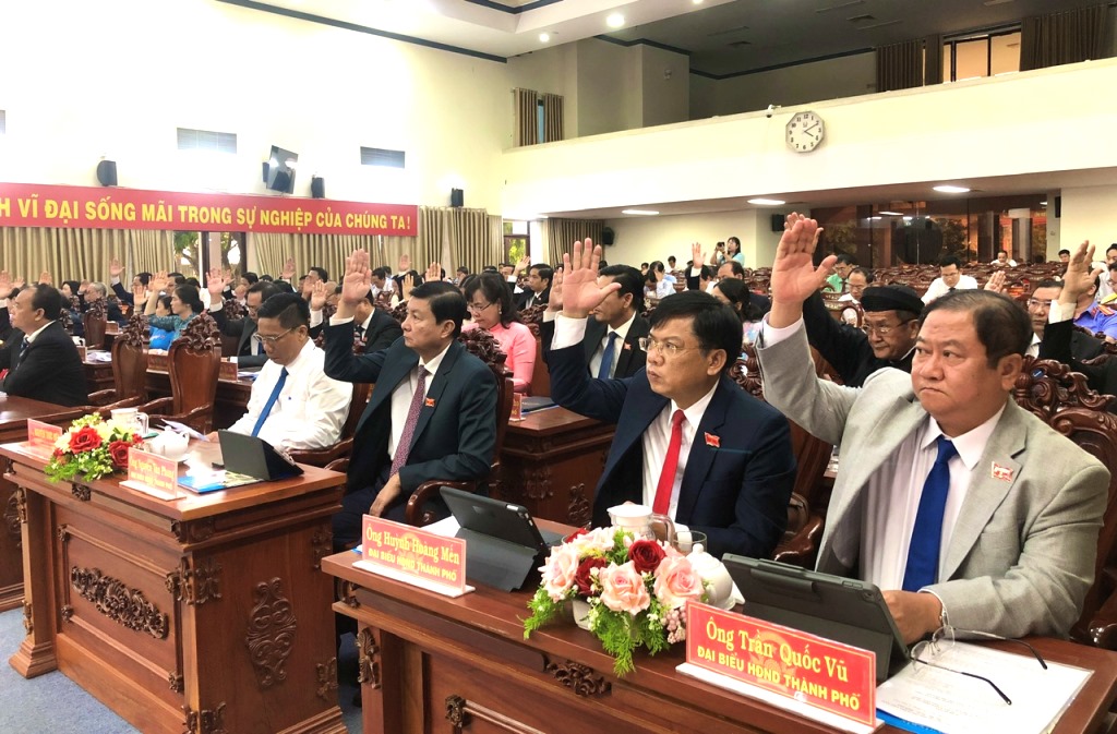 Đại biểu HĐND TP Cần Thơ biểu quyết.