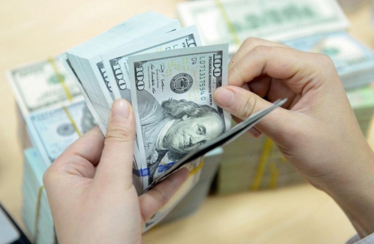 Giá đôla Mỹ trên thị trường tự do và ngân hàng cùng giảm mạnh