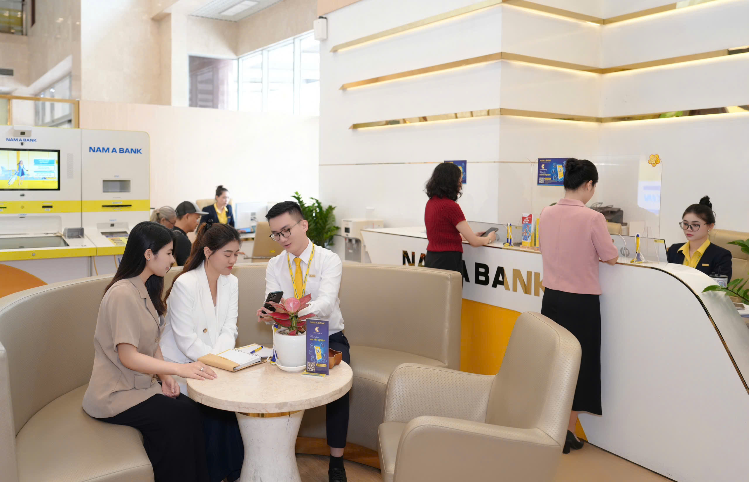 Nam-A-Bank-giao-dich.jpg