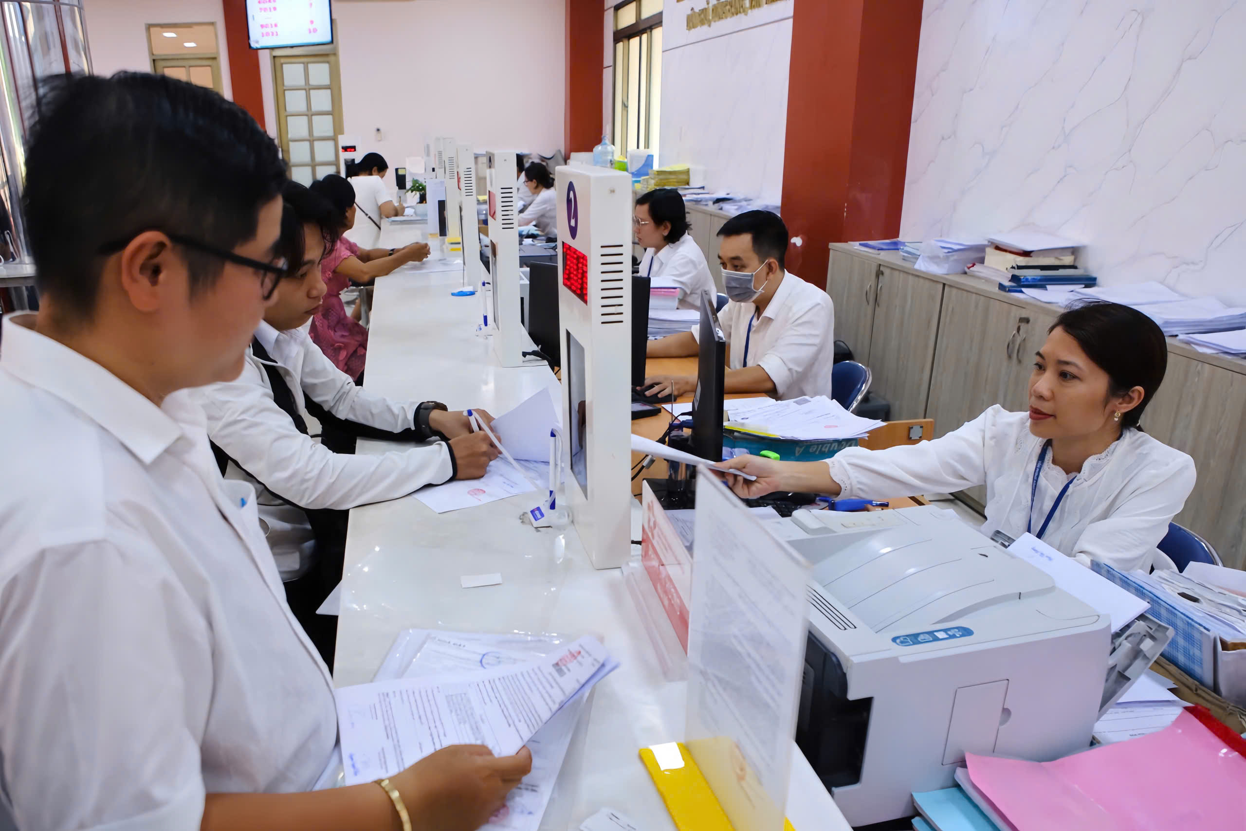 biên chế suốt đờ