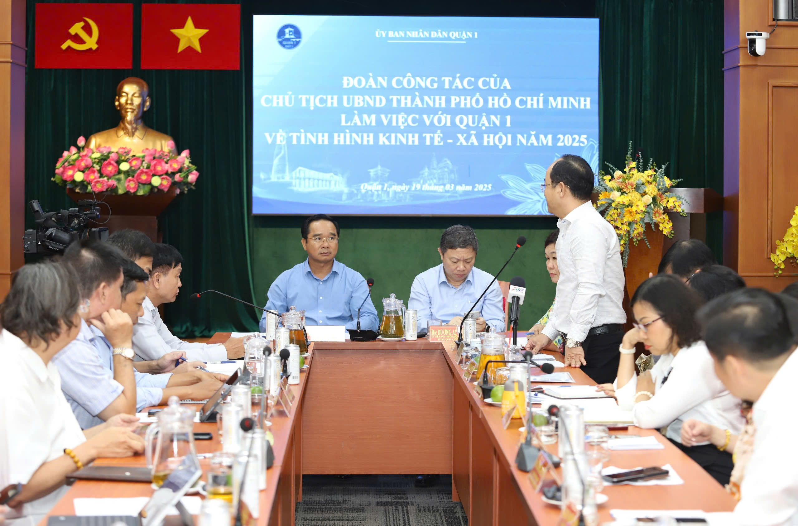 Toàn cảnh buổi làm việc của Chủ tịch UBND TP.HCM Nguyễn Văn Được với UBND quận 1. Ảnh: HÀ THƯ