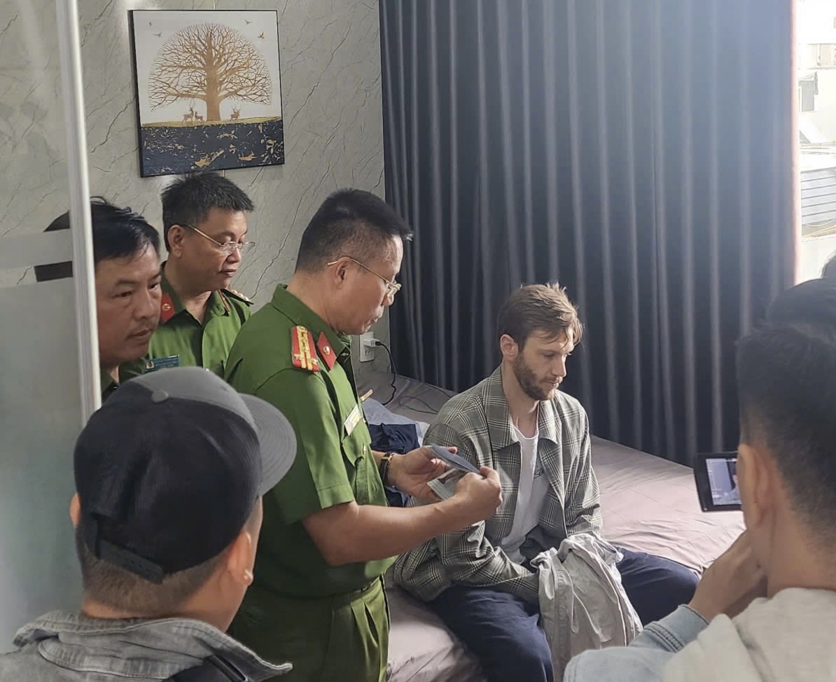 West Dale James (29 tuổi, quốc tịch Mỹ) - kẻ cướp tiệm vàng.