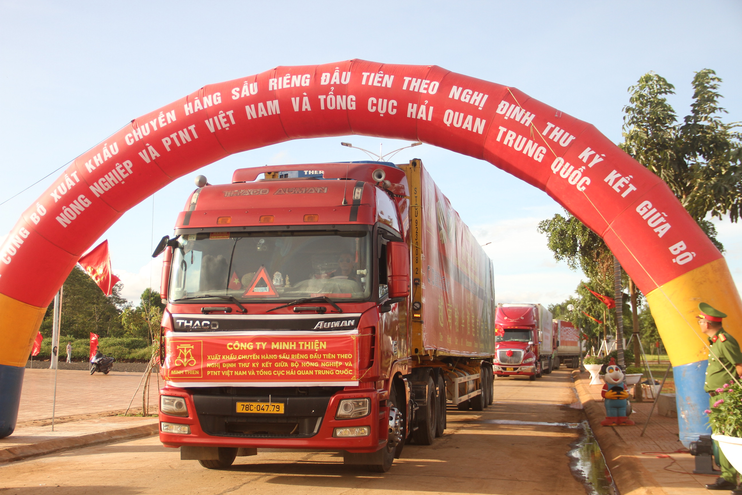 Container chở sầu riêng Đắk Lắk trên đường xuất khẩu sang Trung Quốc