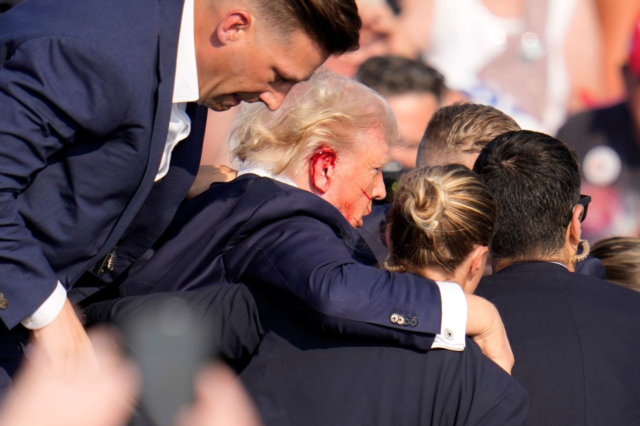 Ông Trump bị thương khi tranh cử: Có tin nghi phạm là một tay bắn tỉa
