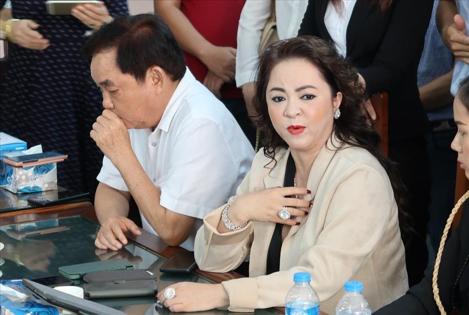 Chuỗi 'livestream rác' của bà Phương Hằng: Bao giờ mới xử lý? 