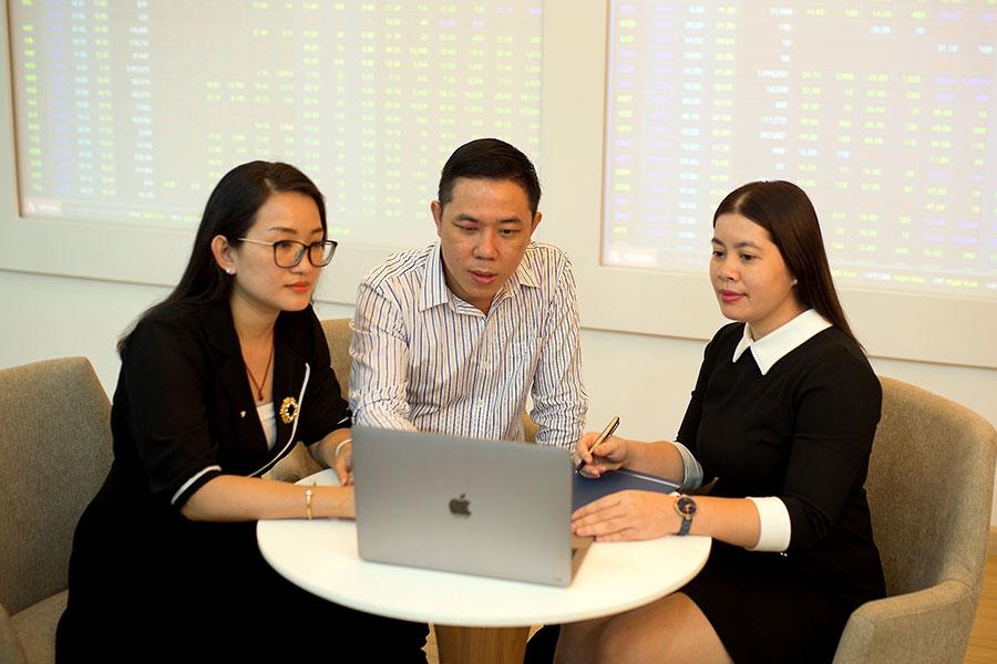 Chứng khoán lao dốc, có nên đầu tư?