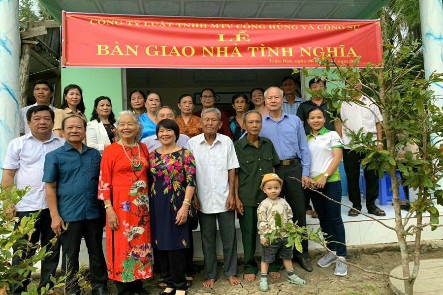 Nhieu-luat-su-dem tet-am-no-cho-nguoi-ngheo-Ca-Mau1.jpg