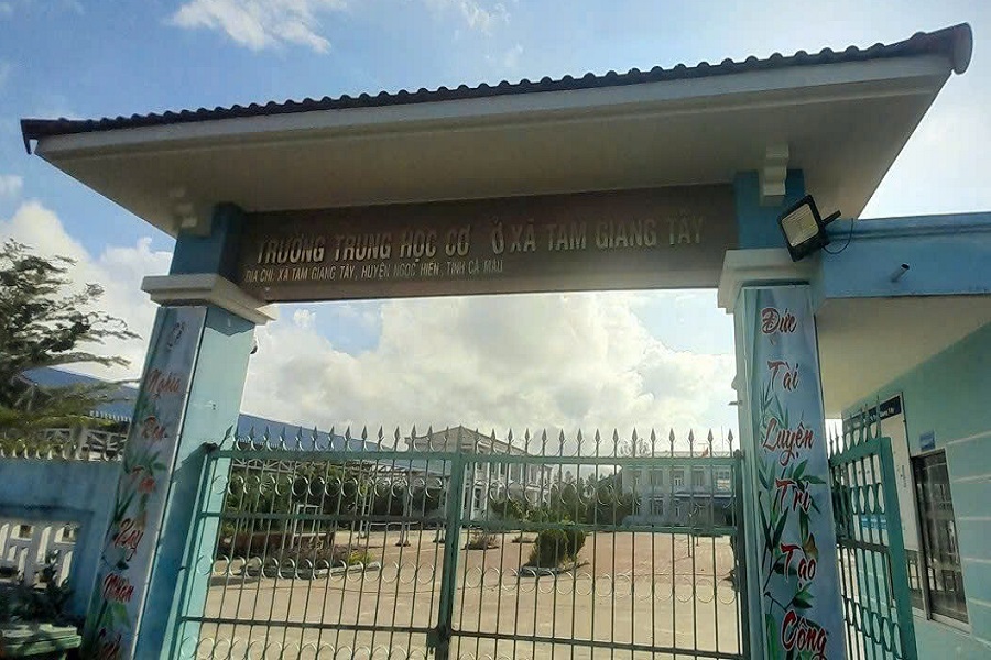 Hiệu trưởng tham ô