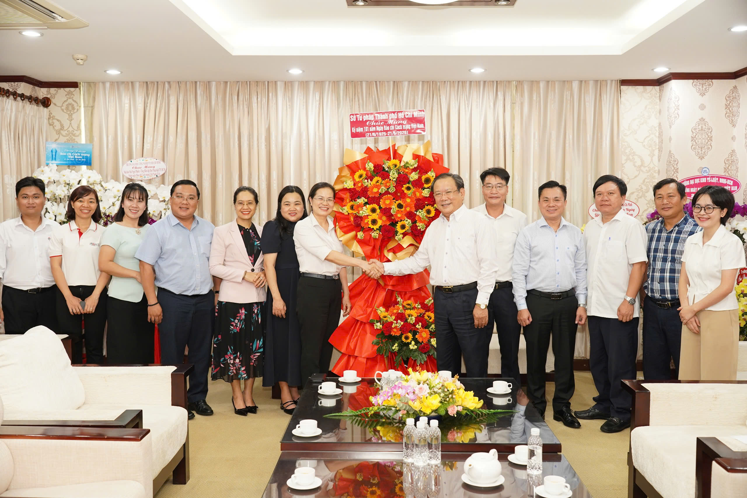 Giám đốc Sở Tư pháp TP.HCM chúc mừng báo Pháp Luật TP.HCM nhân ngày 21-6