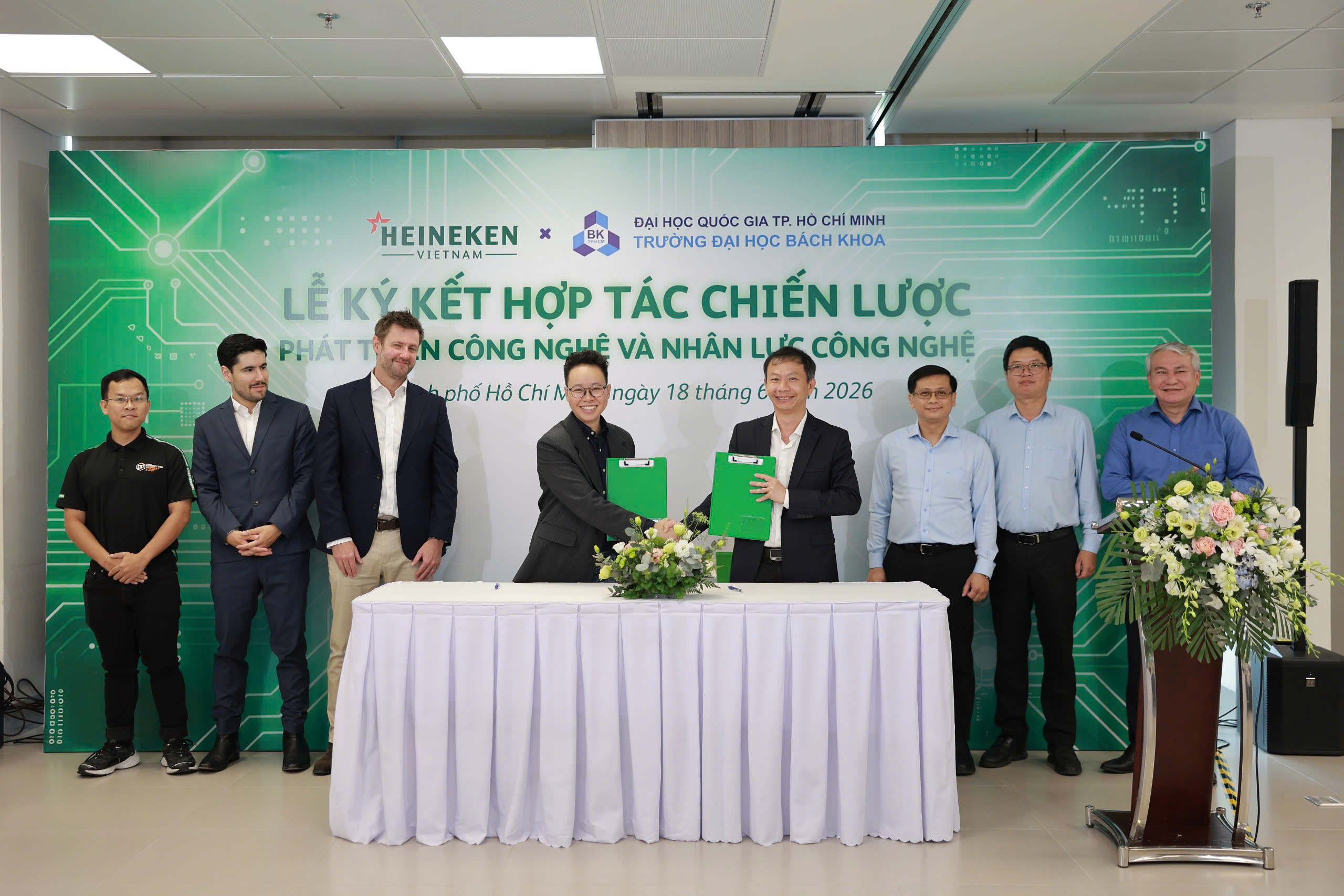 Đại diện HEINEKEN Việt Nam và Trường Đại học Bách Khoa - ĐHQG TP.HCM ký kết hợp tác chiến lược.jpg