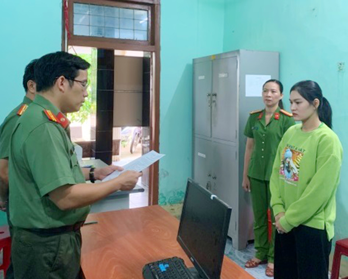 Giả danh nhân viên ngân hàng
