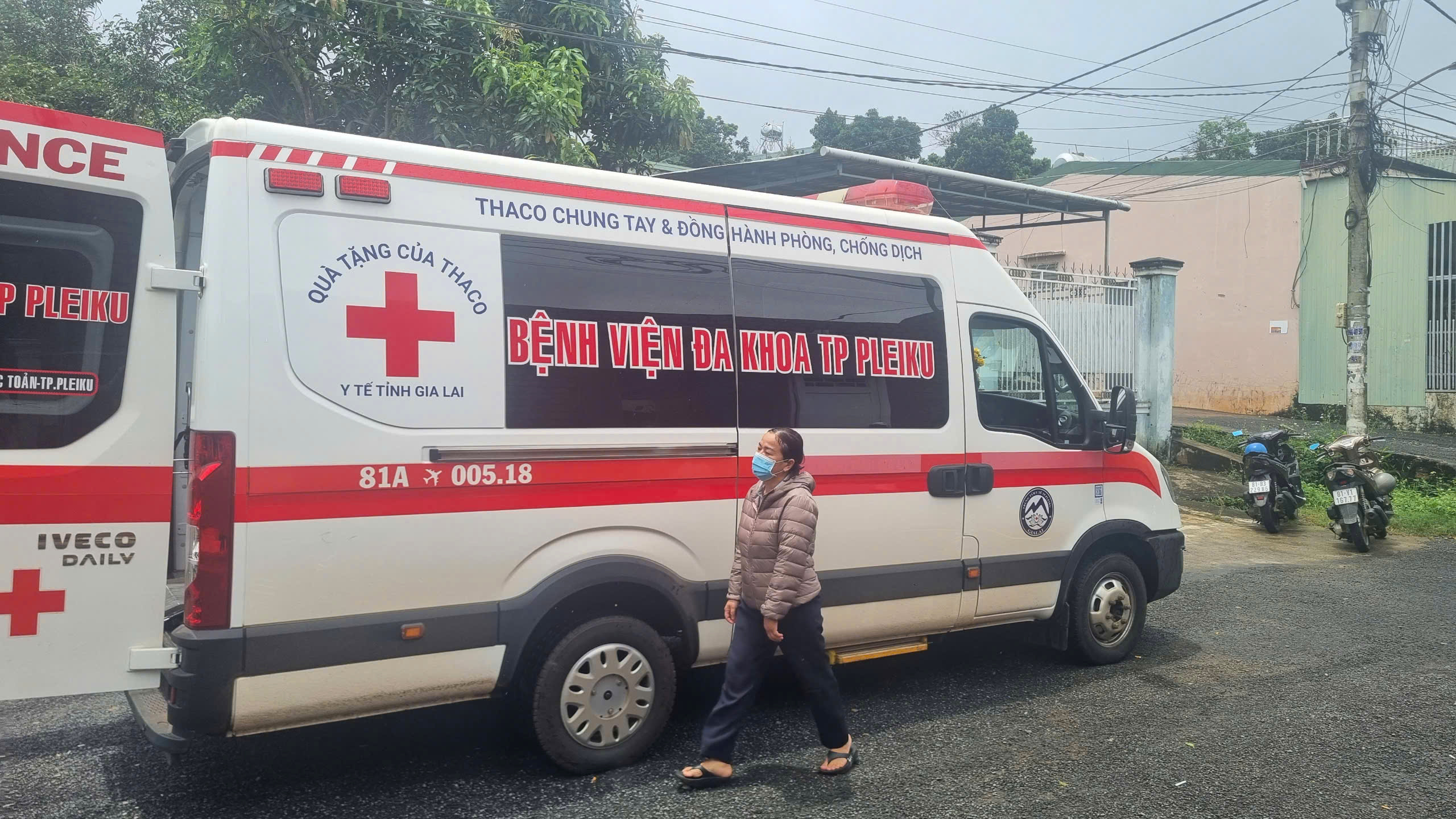 Công an TP Pleiku đang giải cứu thanh niên ngáo đá, cầm hung khí dọa tự sát