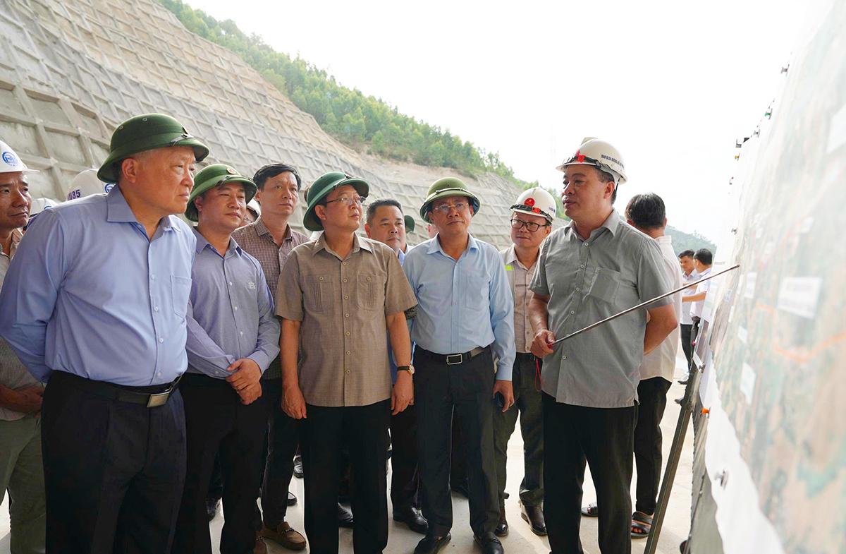 Pho-Thu-tuong-Nguyen-Hoa-Binh-kiem-tra-cao-toc-Ban-Nam-Binh-Dinh-2.jpg