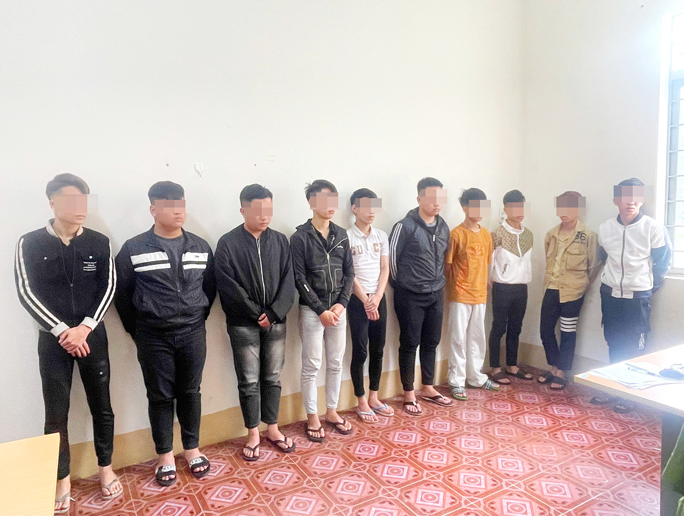 Mâu thuẫn sau màn nẹt pô, hai nhóm thanh niên ở Gia Lai mang theo hung khí lao vào nhau hỗn chiến ngay khu vực Quảng trường Đại Đoàn Kết.