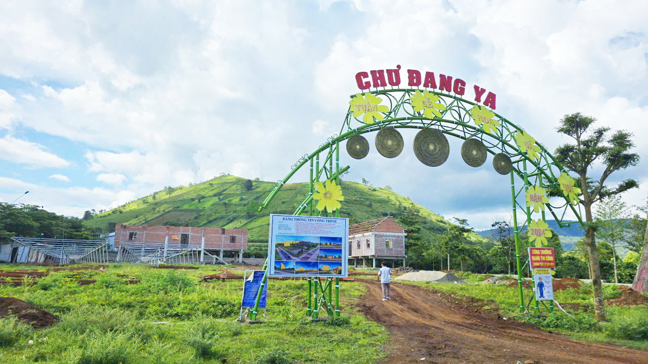 Chủ tịch UBND tỉnh Gia Lai yêu cầu tháo dỡ công trình nhà rông tại làng Ia Gri, xã Biển Hồ đang xây dựng dưới chân núi lửa Chư Đang Ya.