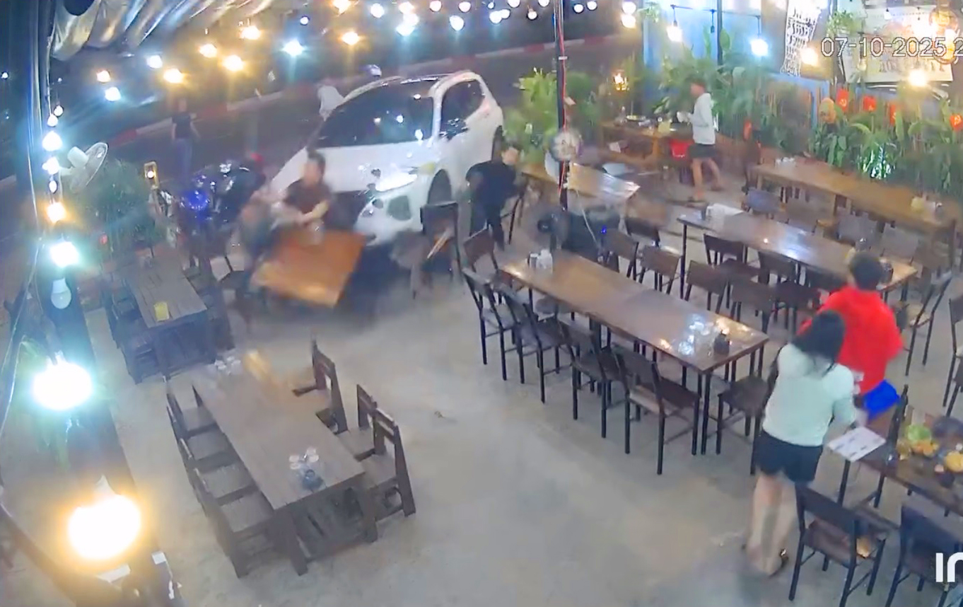 Công an xã Bình Dương (tỉnh Gia Lai) tiếp Đặng Văn Sang lái ô tô 7 chỗ tông thẳng vào quán Xóm Nhậu, thuộc xã Bình Dương khiến một người bị thương và một người tử vong.