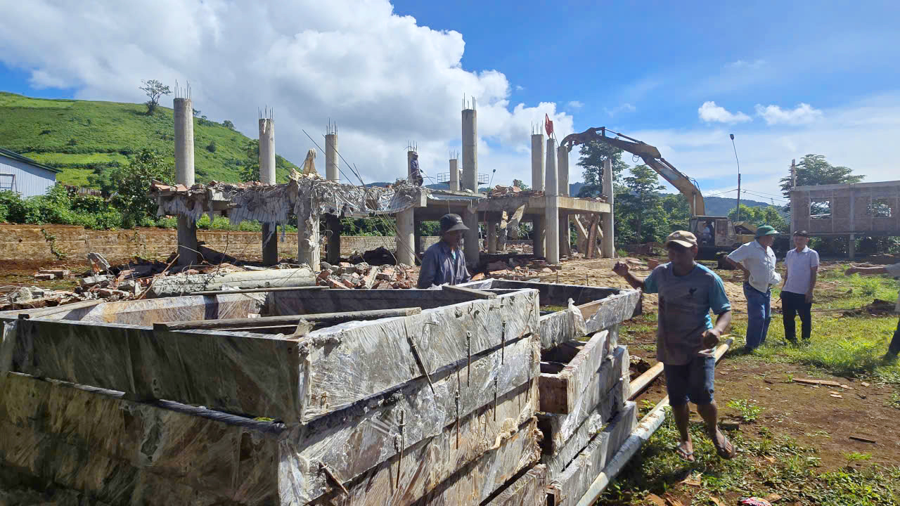 Dự án nhà rông có giá trị hơn 9,4 tỉ đồng dưới chân núi lửa Chư Đang Ya, tỉnh Gia Lai buộc phải tháo dỡ do phá vỡ cảnh quan.