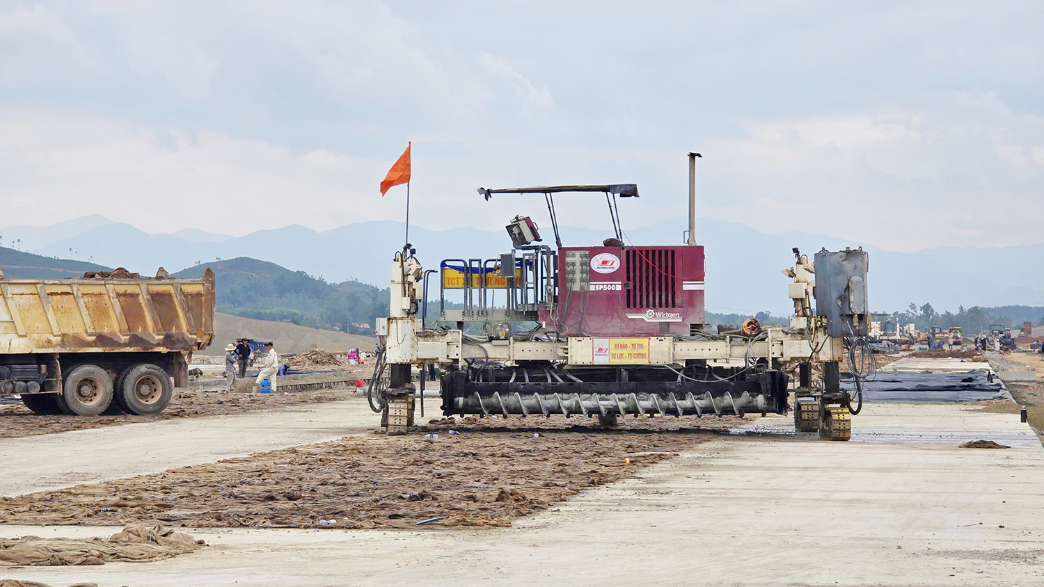 Thi-cong-san-bay-Phu-Cat--Gia-Lai-13.jpg
