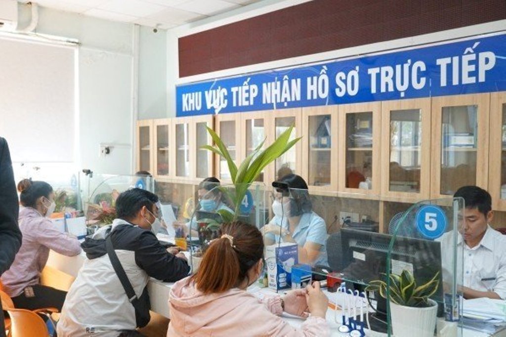Người dân làm các thủ tục hưởng BHXH một lần. Ảnh: N.HÀ