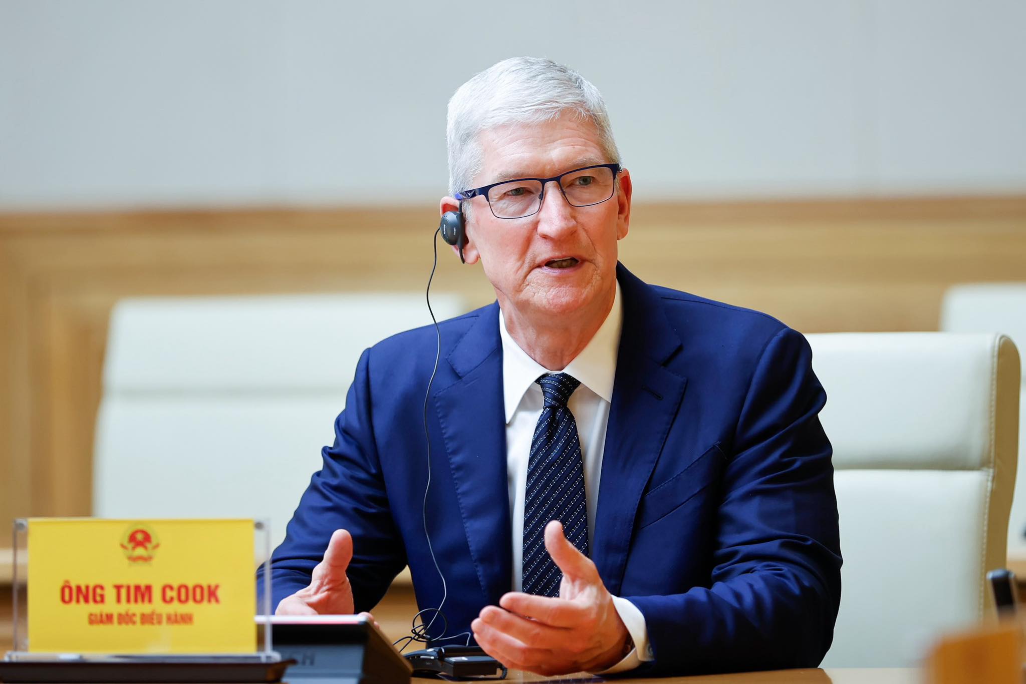 CEO Apple Tim Cook trao đổi với Thủ tướng trong cuộc gặp lãnh đạo nước ta vào giữa tháng 4. Ảnh: VGP/NHẬT BẮC