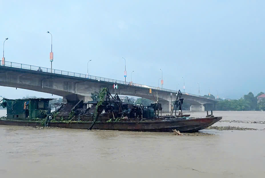 Tàu Trung Quốc trôi dạt trên sông Hồng
