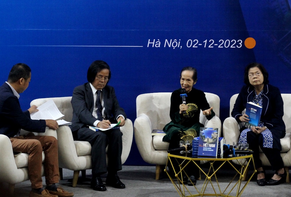 chuyen-gia-kinh-te-pham-chi-lan-dang-hinh-thanh-tang-lop-moi-doanh-nong-xanh.JPG