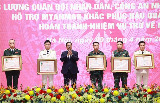 hủ tướng Phạm Minh Chính trao Huân chương Bảo vệ Tổ quốc cho các tập thể, cá nhân có thành tích trong hỗ trợ Myanmar khắc phục hậu quả động đất. Ảnh: TTXVN
