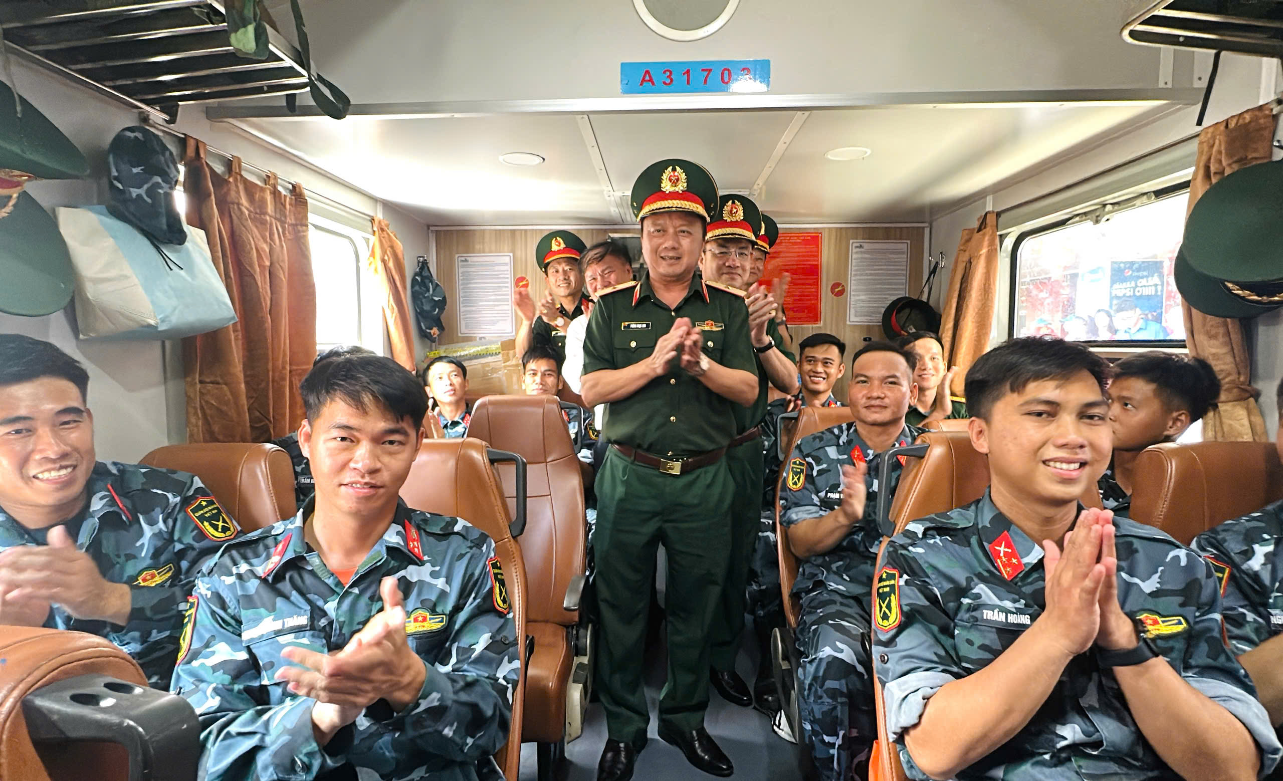 nguoi-ha-noi-bin-rin-tien-chan-nhung-chien-si-tham-gia-dieu-binh-dieu-hanh-1.jpg