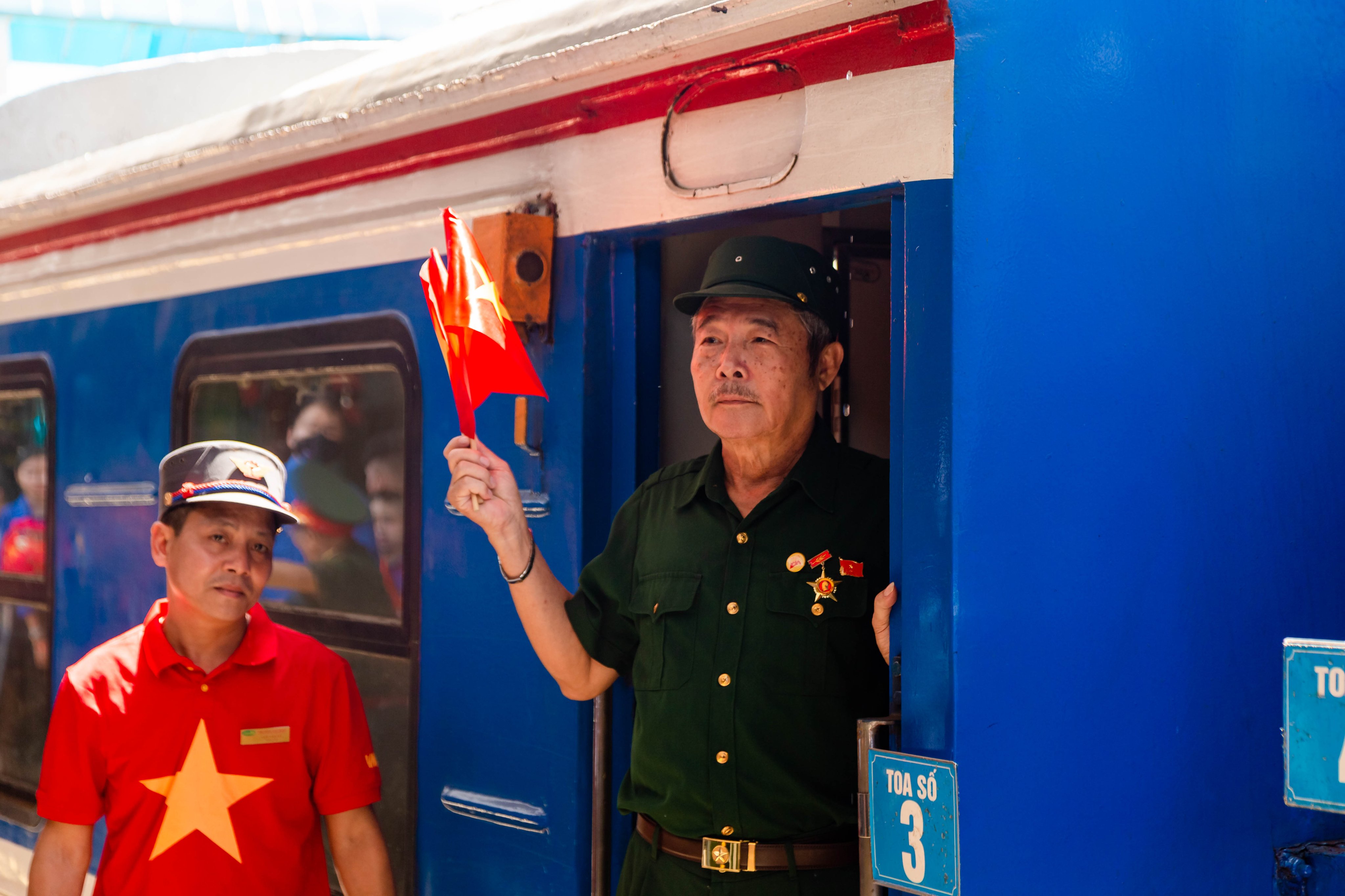 nguoi-ha-noi-bin-rin-tien-chan-nhung-chien-si-tham-gia-dieu-binh-dieu-hanh-17.jpg