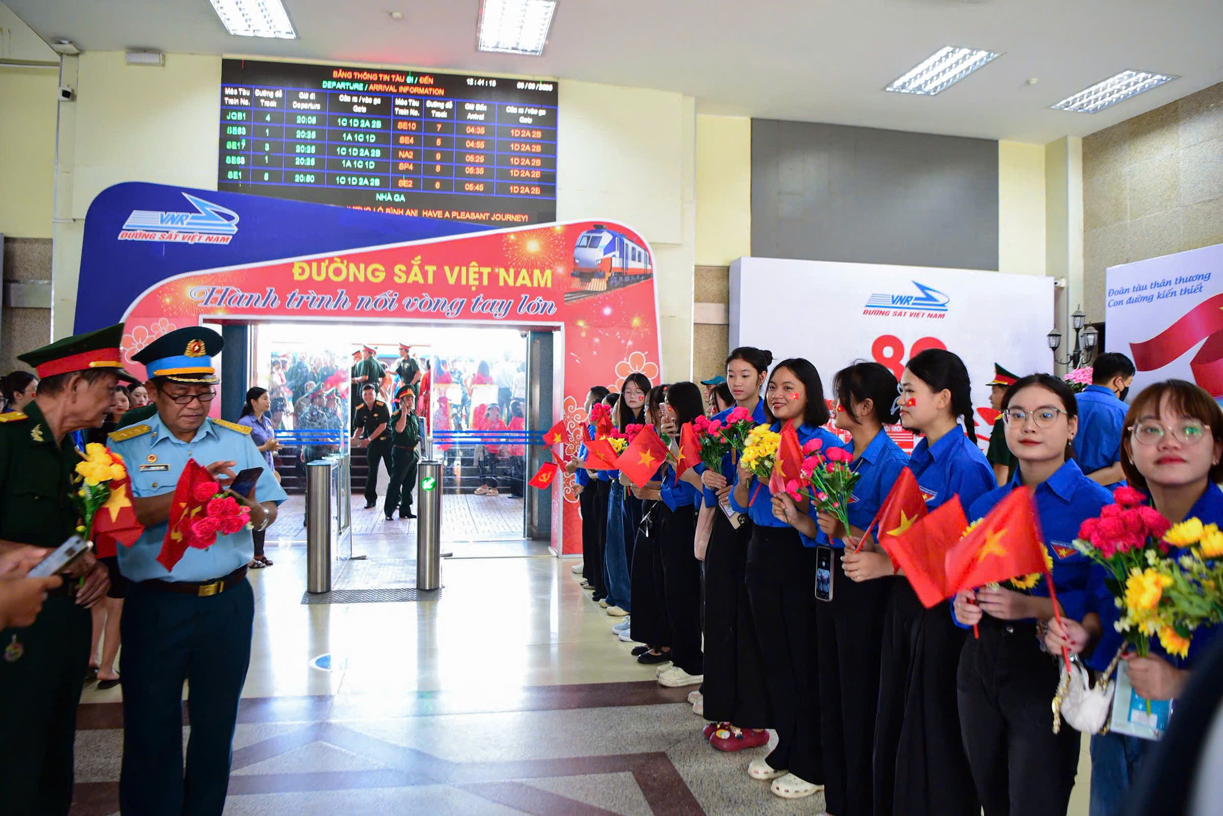 nguoi-ha-noi-bin-rin-tien-chan-nhung-chien-si-tham-gia-dieu-binh-dieu-hanh-25.jpg