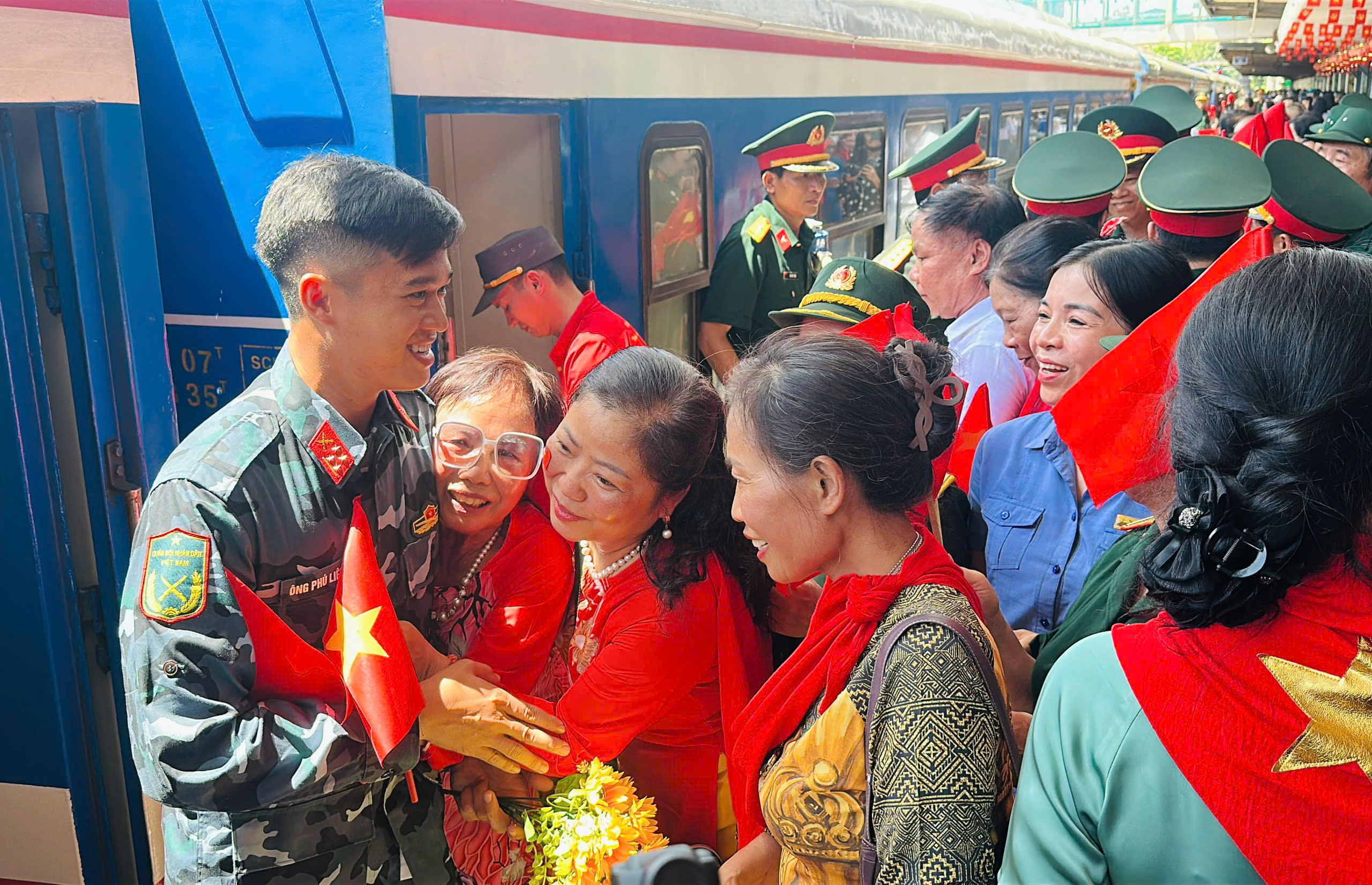 nguoi-ha-noi-bin-rin-tien-chan-nhung-chien-si-tham-gia-dieu-binh-dieu-hanh-3.jpg