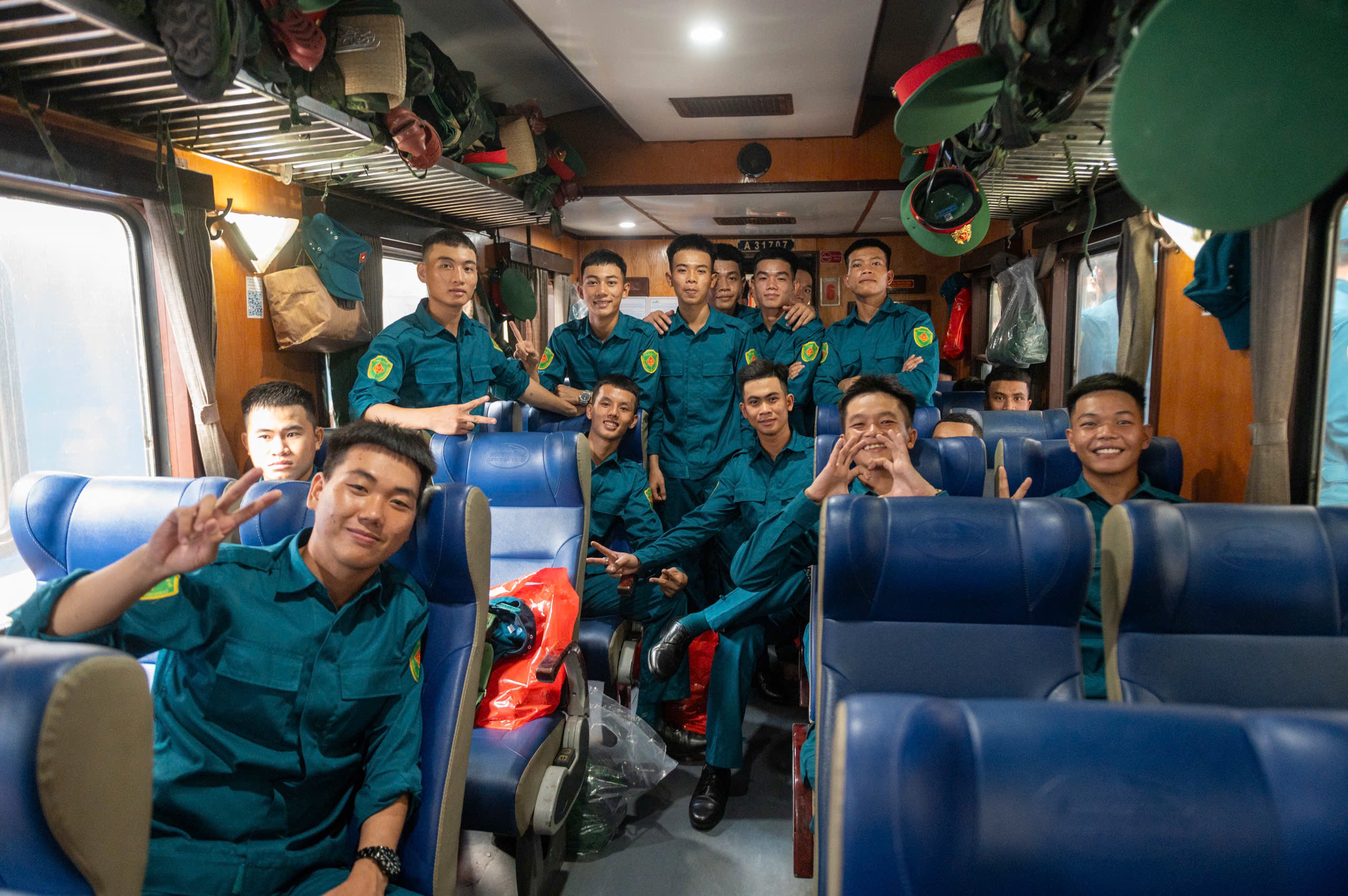 nguoi-ha-noi-bin-rin-tien-chan-nhung-chien-si-tham-gia-dieu-binh-dieu-hanh-4.jpg