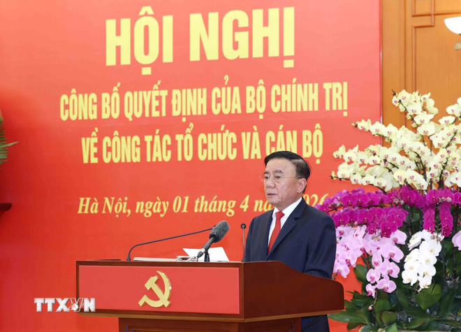 hoi-nghi-cong-bo-quyet-dinh-cua-bo-chinh-tri-ve-cong-tac-to-chuc-va-can-bo-01-3.jpg