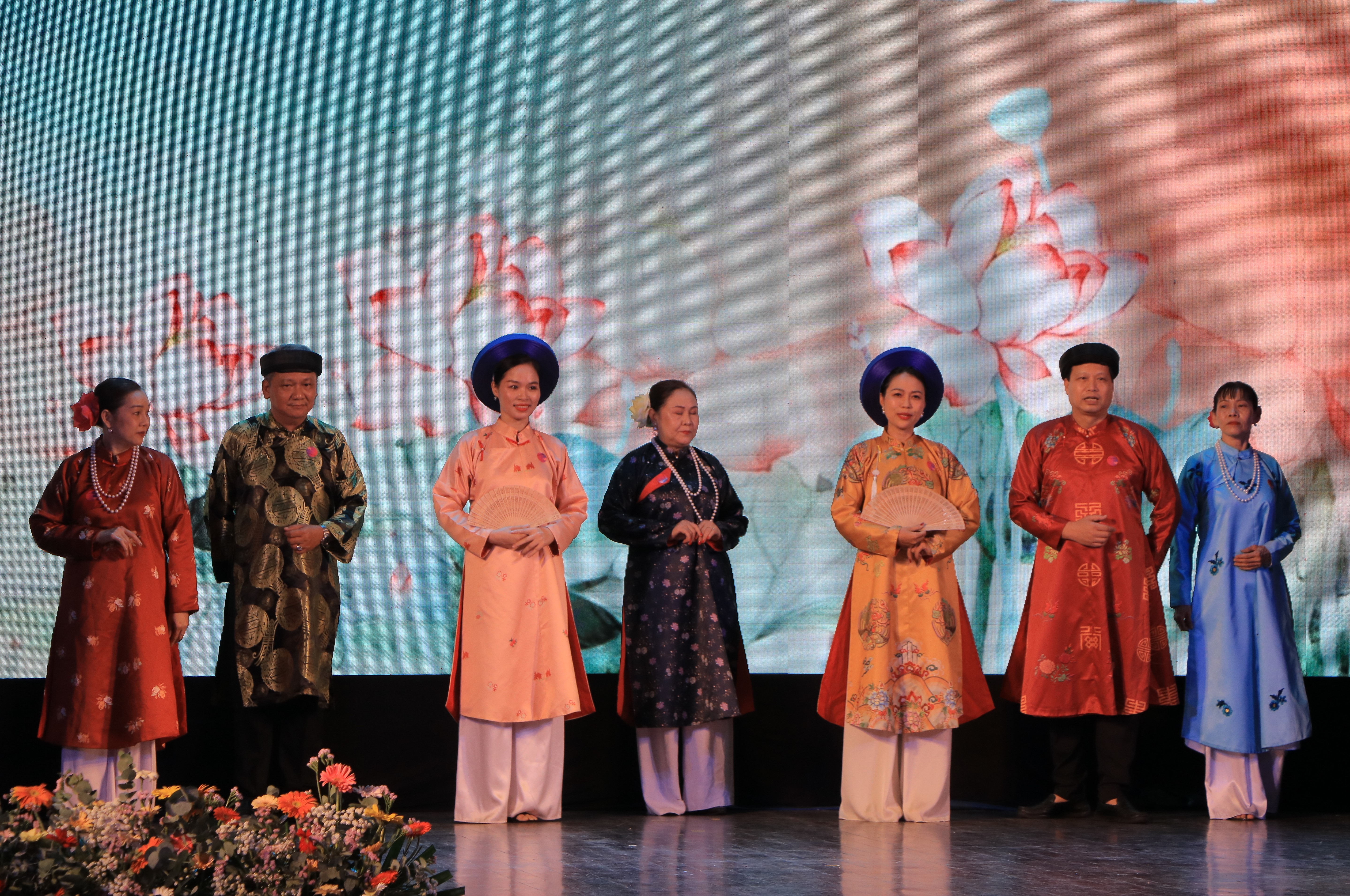 duyen dang ao dai 4 bong sen.JPG