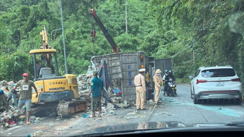 Vụ xe rác tông xe chở khách du lịch người nước ngoài: Đèo Bảo Lộc đã thông