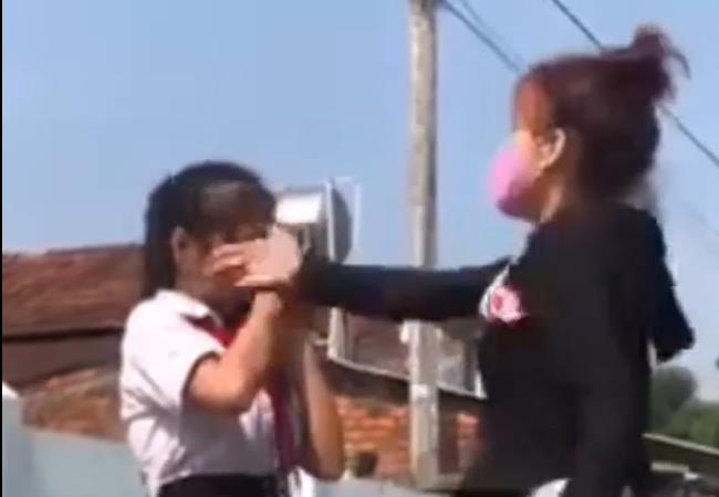 Nghi bạn báo cô giáo mình mang thuốc lá điện tử vào trường bán, nữ sinh gọi phụ huynh tới đánh bạn
