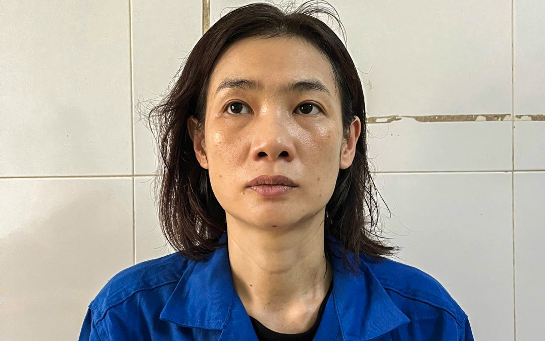 Lê Thị Thu Trâm bị bắt quả tang dán tờ rơi, bôi nhọ lãnh đạo các cấp ở khu vực trước UBND xã Sơn Nguyên. Ảnh: CA