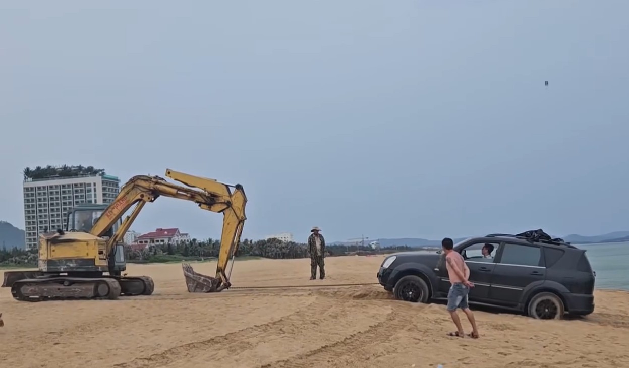 lái ô tô trên bãi biển.jpg
