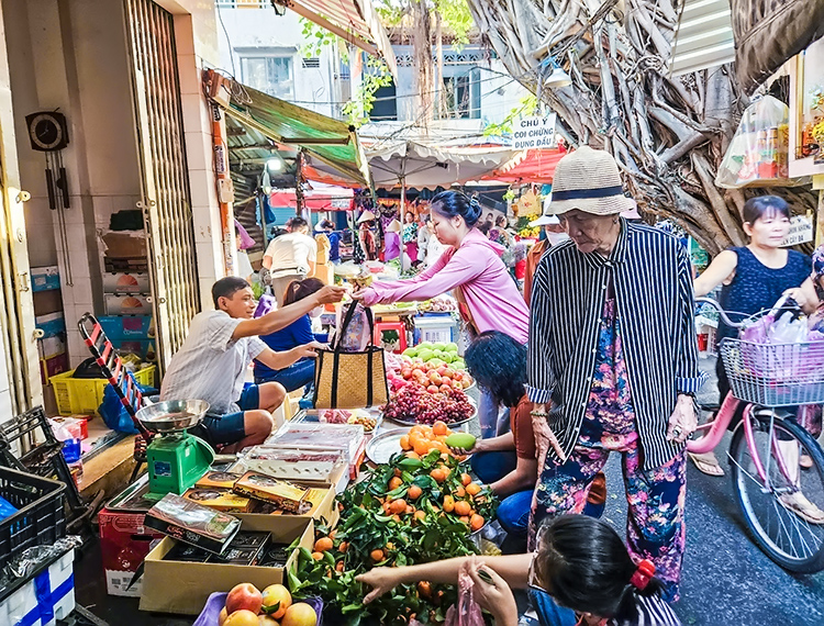 Hành trình ‘về chầu Ngọc Hoàng’ của Thần bếp: Chợ truyền thống trầm lắng, người dân ‘thắt lưng buộc bụng’