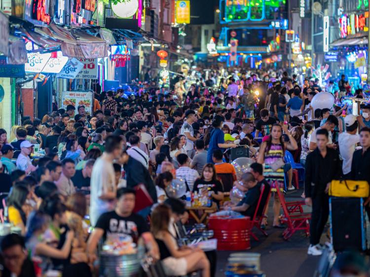 Phố Tây Bùi Viện đông nghẹt đêm cuối tuần