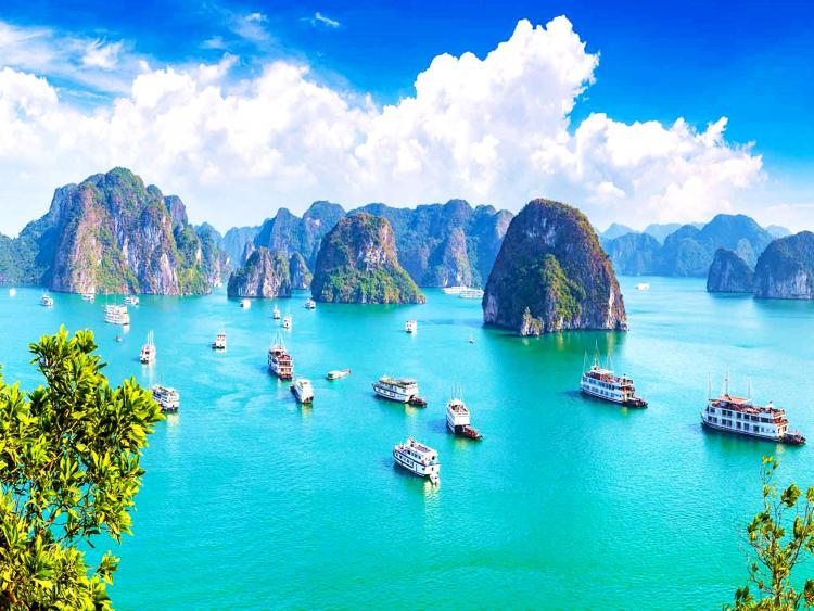 Vịnh Hạ Long đón lượng khách kỷ lục dịp cuối tuần