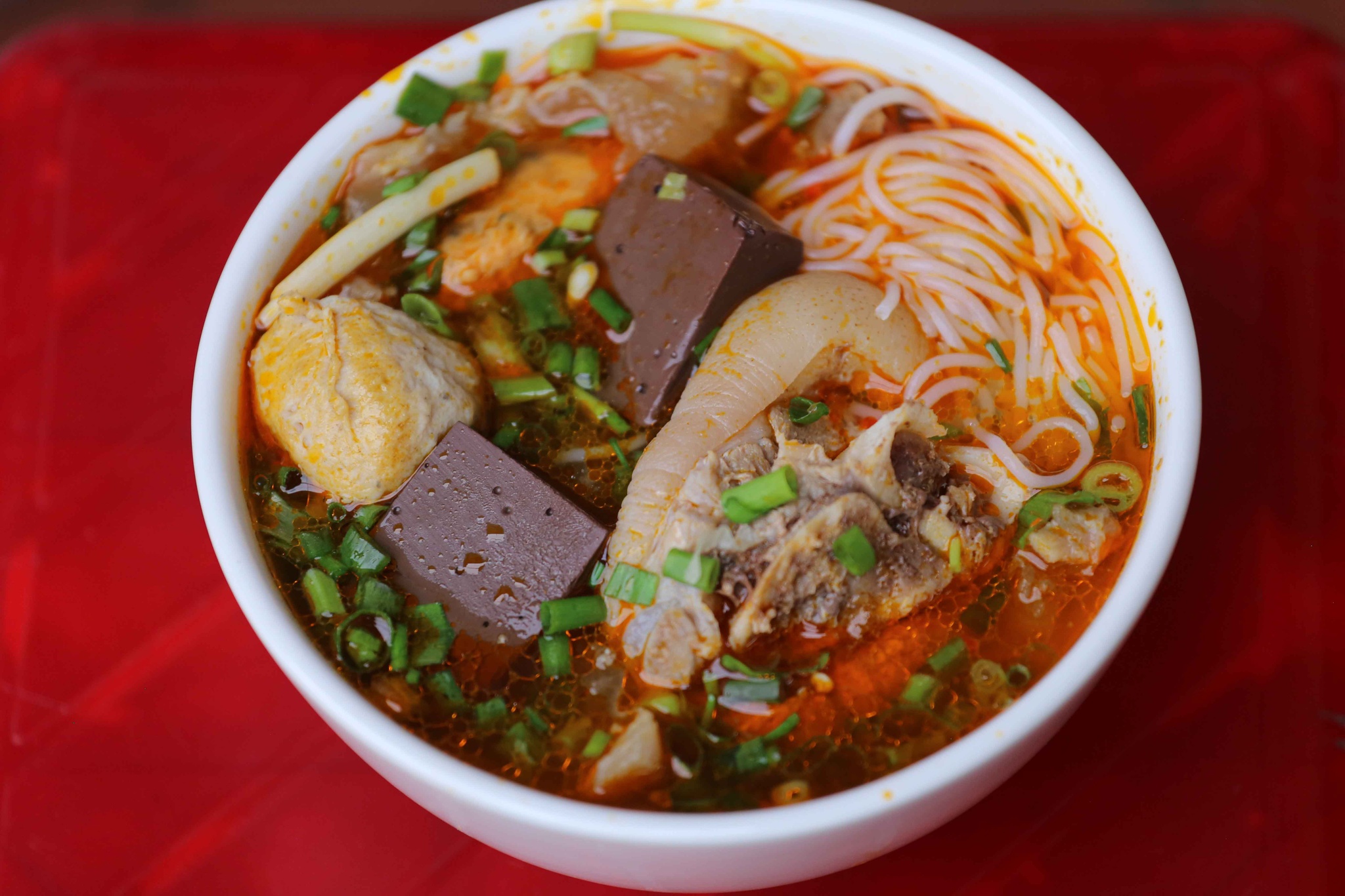 Bún bò Huế 'thập toàn, ngũ đắc'