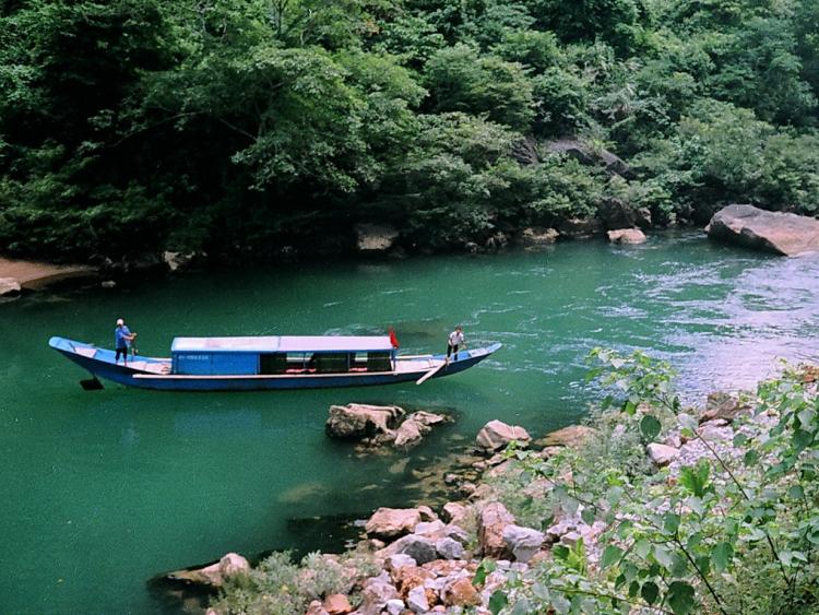 Mùa hè dạo thuyền trên sông Chày ở Phong Nha - Kẻ Bàng