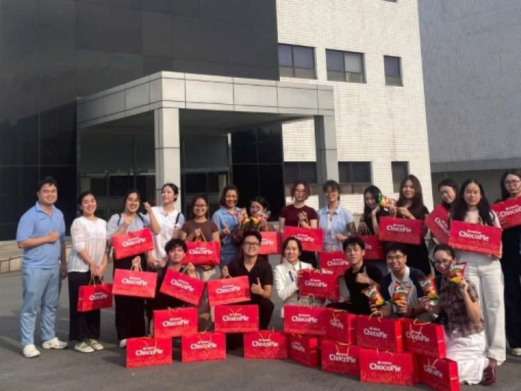 Sinh viên VinUni trải nghiệm thực tế về quản lý chất lượng trong sản xuất thực phẩm tại nhà máy Orion Yên Phong
