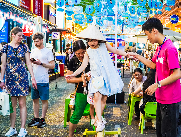 Ăn chè bưởi, xem Hát Bội: Tọa độ check-in đêm hot nhất TP.HCM cuối tuần này có gì?