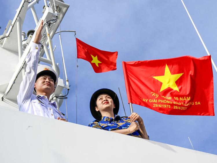 Thiêng liêng Cờ Tổ quốc!