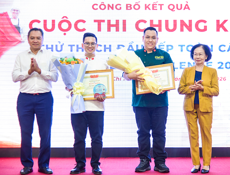 Cảm xúc trào dâng cờ Tổ quốc tung bay trên bục trao giải Chung kết nghề bếp thế giới