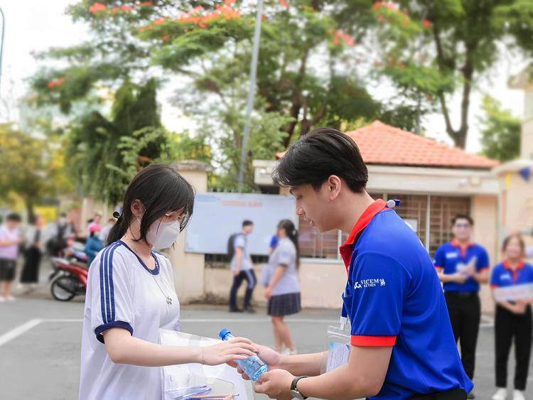 Tiếp sức mùa thi 2026: i-on Life trao nước khỏe - gửi trọn động viên 