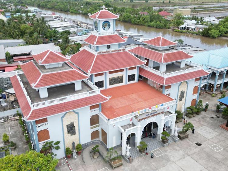 Xe dừng lưu thông qua Thánh đường Tắc Sậy trong ngày lễ tuyên phong Chân phước