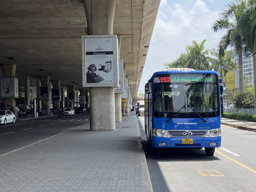 Xe bu&yacute;t được v&agrave;o ga quốc nội s&acirc;n bay T&acirc;n Sơn Nhất đ&oacute;n kh&aacute;ch từ ng&agrave;y 18-4. Ảnh: Minh Ho&agrave;ng